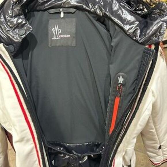 Women's Moncler Grenoble waterproof ski jacket size 0 NWT - Picture 9 of 16